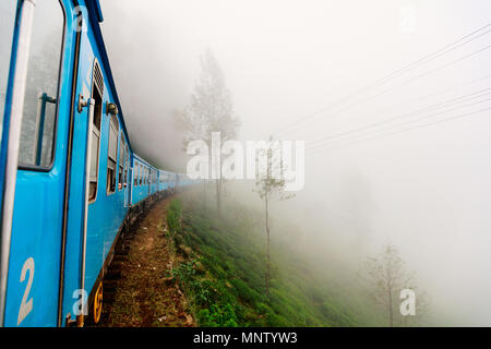 Mit dem Zug von Ella nach Kandy unter Teeplantagen im Hochland von Sri Lanka Stockfoto