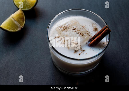 Horchata mit Zimtstange und Kalk. Stockfoto