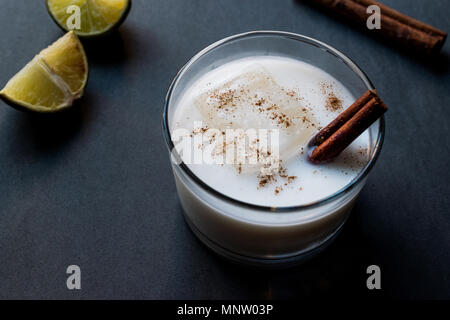 Horchata mit Zimtstange und Kalk. Stockfoto