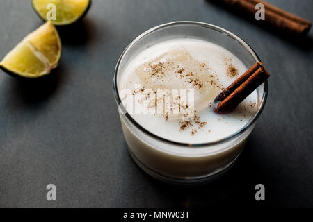 Horchata mit Zimtstange und Kalk. Stockfoto