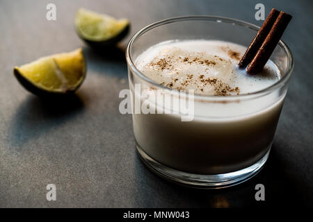 Horchata mit Zimtstange und Kalk. Stockfoto