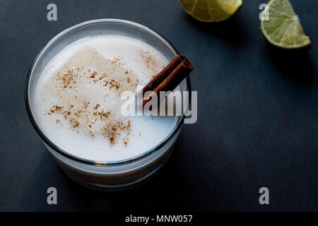 Horchata mit Zimtstange und Kalk. Stockfoto