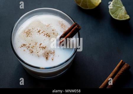 Horchata mit Zimtstange und Kalk. Stockfoto