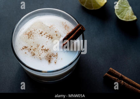 Horchata mit Zimtstange und Kalk. Stockfoto