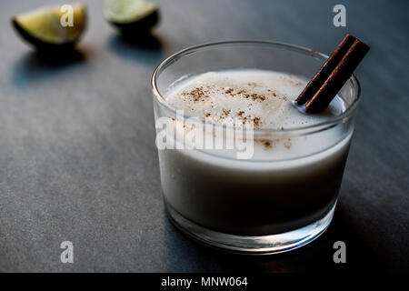 Horchata mit Zimtstange und Kalk. Stockfoto