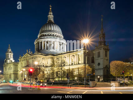 St Pauls Cathedral bei Nacht, London, England, UK