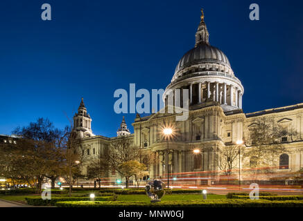 St Pauls Cathedral bei Nacht, London, England, UK