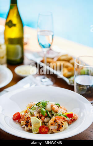 Lecker Fisch, Garnelen und Jakobsmuscheln Salat serviert zum Mittag- und Abendessen Stockfoto