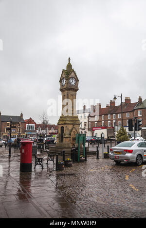 Der Marktplatz in Thirsk, North Yorkshire, England, UK mit dem Markt Wecker Stockfoto