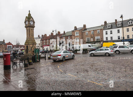 Der Marktplatz in Thirsk, North Yorkshire, England, UK mit dem Markt Wecker Stockfoto