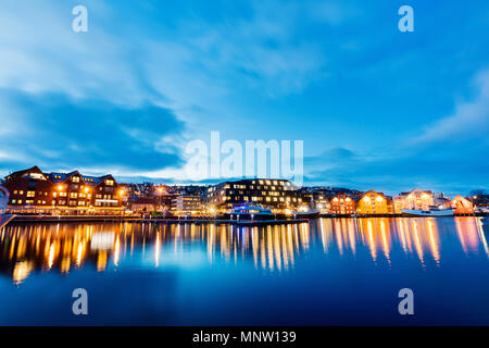 Schöne Stadt Tromsö in Nordnorwegen bei Einbruch der Dämmerung Stockfoto