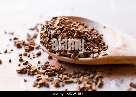 Instant Granulat Kaffeepulver auf hölzernen Löffel. Fast Food. Stockfoto