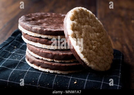 Stapel von dunkler Schokolade Kuchen Reis oder Mais Cracker. Vorspeise Konzept. Stockfoto