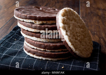 Stapel von dunkler Schokolade Kuchen Reis oder Mais Cracker. Vorspeise Konzept. Stockfoto