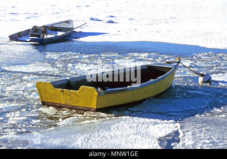 Ein Ruderboot in der Mühle Teich im Chatham, Massachusetts, USA auf Cape Cod eingefroren. Stockfoto