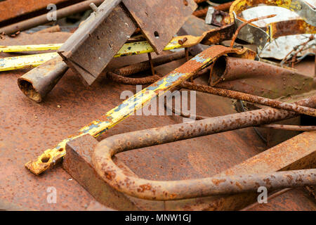 Stapel der verschiedenen alten, verrosteten Schrott. Close-up. Stockfoto