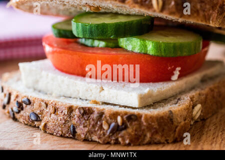 Vegan Sandwich mit Tofu, Tomaten und Gurke. Veganes Essen. Stockfoto
