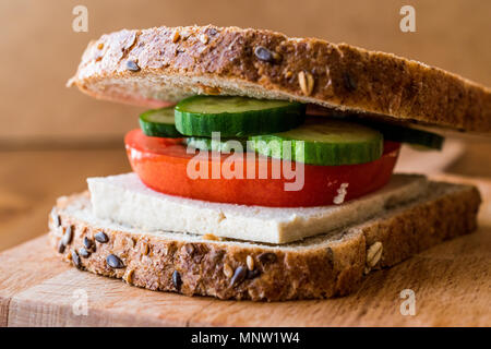 Vegan Sandwich mit Tofu, Tomaten und Gurke. Veganes Essen. Stockfoto