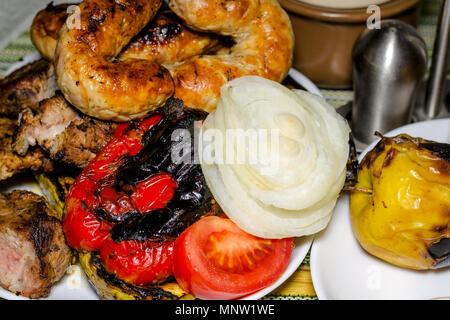 Gegrilltes Gemüse und Fleisch im rustikalen Stil, liegen in der Tabelle auf der Gerichte. Selektive konzentrieren. Close-up. Stockfoto