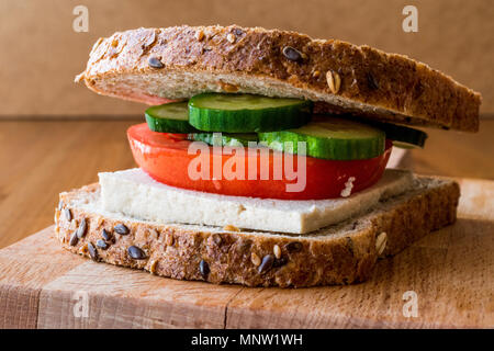 Vegan Sandwich mit Tofu, Tomaten und Gurke. Veganes Essen. Stockfoto