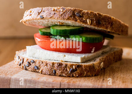 Vegan Sandwich mit Tofu, Tomaten und Gurke. Veganes Essen. Stockfoto