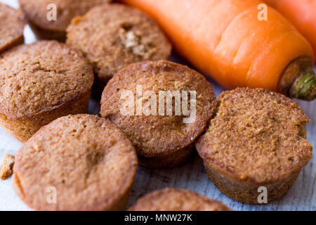 Mini Kuchen mit Karotte und Zimt. Dessert Konzept. Stockfoto