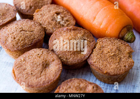 Mini Kuchen mit Karotte und Zimt. Dessert Konzept. Stockfoto