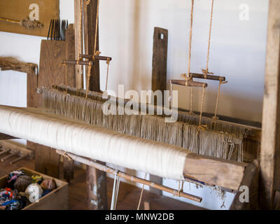 Detail von einem Tuch, Loom: eine Hand betrieben Holz- Webstuhl im Museum. Stockfoto