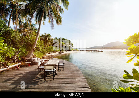 Romantisches Abendessen im Tropical Resort am Sonnenuntergang Stockfoto