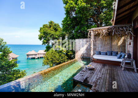 Stilvolle Bungalow mit privatem Pool in Luxus Resort. Stockfoto