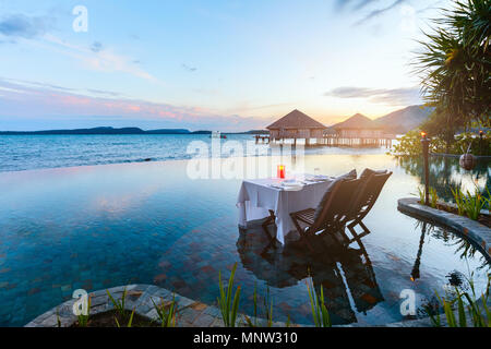 Romantische luxuriöse Abendessen im Tropical Resort am Sonnenuntergang Stockfoto