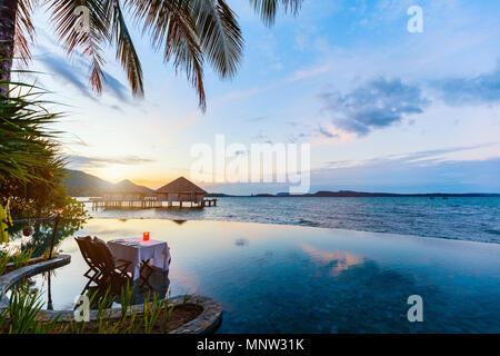 Romantische luxuriöse Abendessen im Tropical Resort am Sonnenuntergang Stockfoto