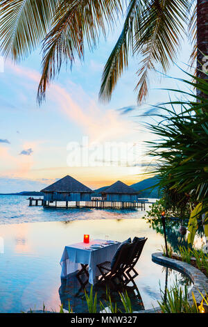 Romantische luxuriöse Abendessen im Tropical Resort am Sonnenuntergang Stockfoto