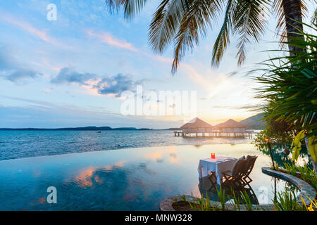 Romantische luxuriöse Abendessen im Tropical Resort am Sonnenuntergang Stockfoto