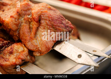 Fleisch vom Grill oder Shish Kebab Prozess des Kochens. Gebraten auf die Spieße auf den heißen Holzkohlengrill. Traditionelles Essen für ein Picknick. Close-up. Stockfoto