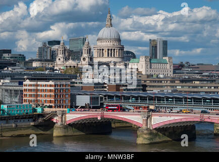 Die St Paul's Kathedrale, Blackfriars Bridge und die Themse, London, England, Großbritannien Stockfoto