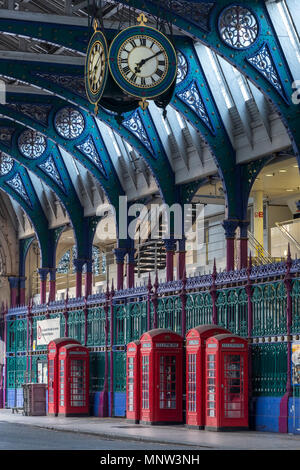 Rote Telefonzellen in Smithfield Market, London, England, Großbritannien Stockfoto