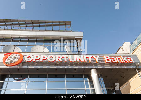 Belgrad, SERBIEN - 29. APRIL 2018: Logo der Bank auf Ihren lokalen Hauptquartier für Serbien. Opportunity International ist eine NGo spezialisiert. Stockfoto