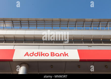 Belgrad, SERBIEN - 29. APRIL 2018: Logo der Addiko Bank auf Ihren lokalen Hauptquartier für Serbien. Früher Hypo Alpe Adria, Addiko ist ein österreichischer Banken Stockfoto