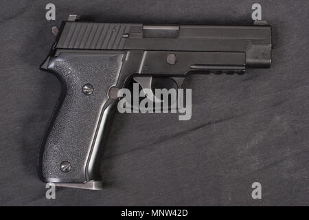 Hand gun auf schwarzem Hintergrund Stockfoto