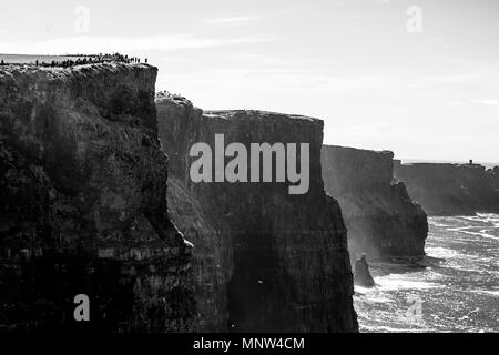 Schwarz und Weiß, an einem sonnigen Tag der vertikalen Wänden der Cliffs of Moher im County Clare, Irland Stockfoto