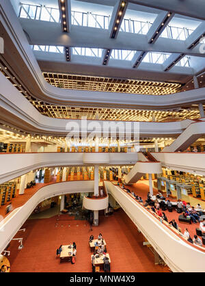 Panoramablick, Toronto Reference Library Hall, die größte öffentliche Referenzbibliothek Kanadas, von Raymond Moriyama, Downtown Toronto, Ontario, Kanada Stockfoto
