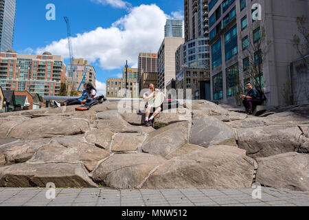 Felsformation, Landschaftsabschnitt des Village of Yorkville Park in Yorkville, Bloor Yorkville, Daily Life Downtown Toronto, Kanada. Stockfoto