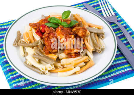 Mit Pasta und Fisch, Gemüse. Studio Foto Stockfoto