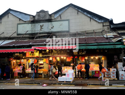 Business auf der Straßenseite des Jahrhundert-alten-block Yau Ma Tei Fruit Market in Hong Kong Stockfoto