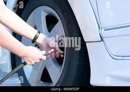 Treiber füllen die Luft in einem Auto Reifen, Reifendruck Stockfoto
