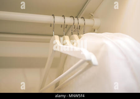 Reihe von Männern und Frauen Shirts auf dem Bügel, Kleiderbügel im Schrank Stockfoto