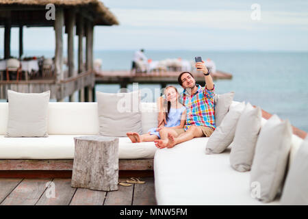 Vater und Tochter Entspannen im Freien an Luxus Resort Stockfoto