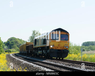 GBRf Güterzug durch eine Class 66 Diesel Lokomotive in der Nähe von King's Sutton, Northamptonshire, Großbritannien gezogen Stockfoto