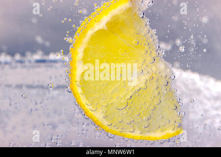 Glas Citrus squeezer mit Zitronen- und Orangensaft Stockfoto